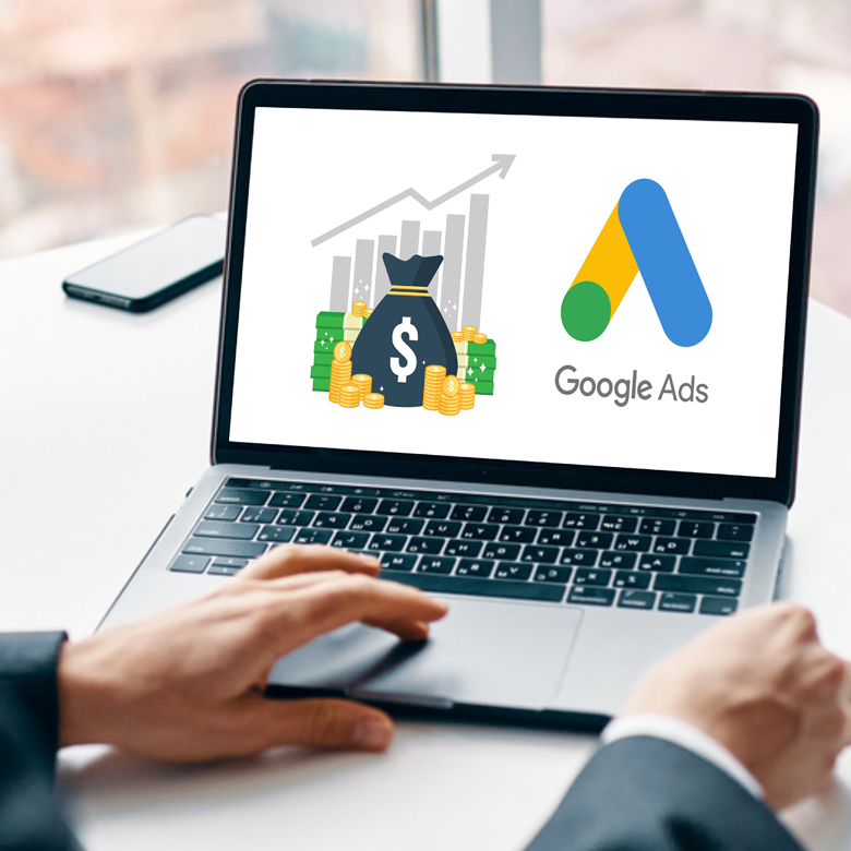 Notebook mostrando el logo de Google Ads junto a un gráfico de crecimiento, en una sesión de gestión de campañas de marketing digital