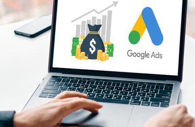 Notebook mostrando el logo de Google Ads junto a un gráfico de crecimiento, en una sesión de gestión de campañas de marketing digital